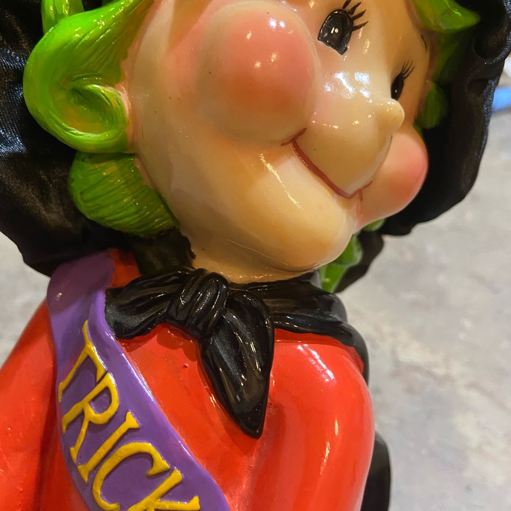 Glenda Good Witch on her broom - Picture 6 of 8